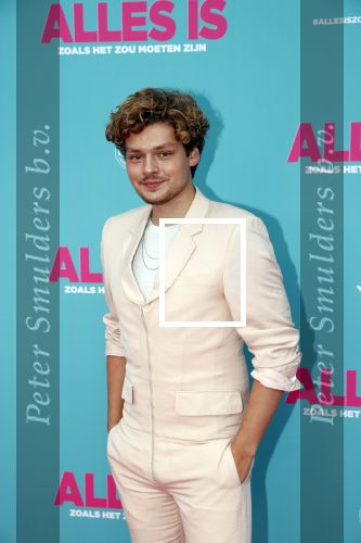 Amsterdam 29 juli 2020
Premiere alles is zoals het zou moeten zijn in euroscoop, De film is naar een boek van Daphne Deckers. Holly Brood kwam met vriend Soy Kroon