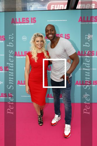 Amsterdam 29 juli 2020
Premiere alles is zoals het zou moeten zijn in euroscoop, De film is naar een boek van Daphne Deckers. Steven Brunswijk met partner