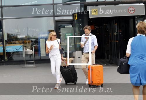 Schiphol 17 augustus 2020
Toine v Peperstraten arriveert na zijn vakantie met zijn vriendin Renate Bommer op schiphol