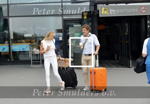 Schiphol 17 augustus 2020
Toine v Peperstraten arriveert na zijn vakantie met zijn vriendin Renate Bommer op schiphol