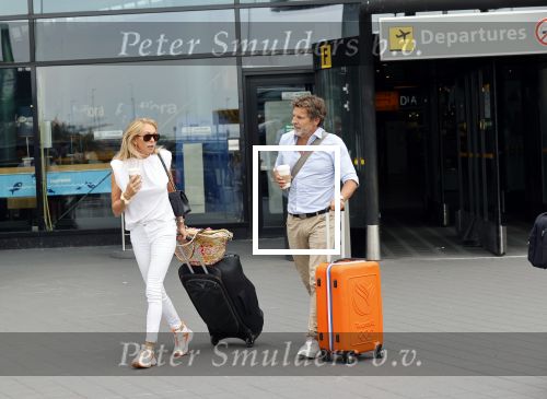 Schiphol 17 augustus 2020
Toine v Peperstraten arriveert na zijn vakantie met zijn vriendin Renate Bommer op schiphol