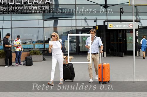 Schiphol 17 augustus 2020
Toine v Peperstraten arriveert na zijn vakantie met zijn vriendin Renate Bommer op schiphol