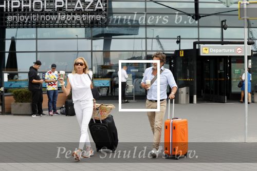 Schiphol 17 augustus 2020
Toine v Peperstraten arriveert na zijn vakantie met zijn vriendin Renate Bommer op schiphol