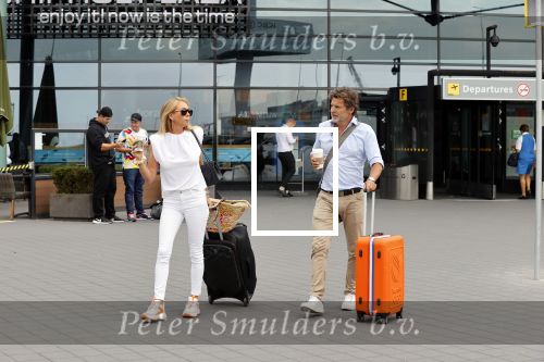 Schiphol 17 augustus 2020
Toine v Peperstraten arriveert na zijn vakantie met zijn vriendin Renate Bommer op schiphol