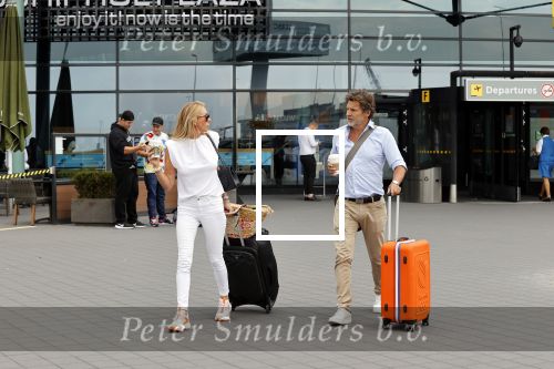 Schiphol 17 augustus 2020
Toine v Peperstraten arriveert na zijn vakantie met zijn vriendin Renate Bommer op schiphol