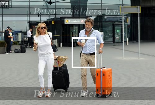 Schiphol 17 augustus 2020
Toine v Peperstraten arriveert na zijn vakantie met zijn vriendin Renate Bommer op schiphol
