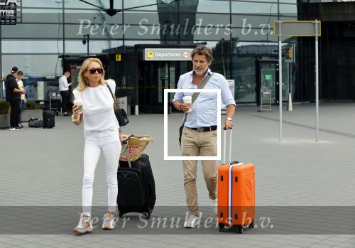 Schiphol 17 augustus 2020
Toine v Peperstraten arriveert na zijn vakantie met zijn vriendin Renate Bommer op schiphol