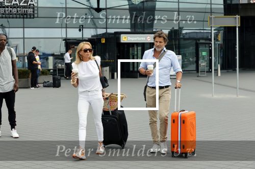 Schiphol 17 augustus 2020
Toine v Peperstraten arriveert na zijn vakantie met zijn vriendin Renate Bommer op schiphol