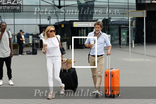 Schiphol 17 augustus 2020
Toine v Peperstraten arriveert na zijn vakantie met zijn vriendin Renate Bommer op schiphol