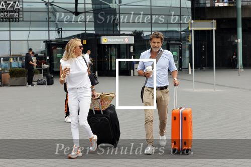 Schiphol 17 augustus 2020
Toine v Peperstraten arriveert na zijn vakantie met zijn vriendin Renate Bommer op schiphol