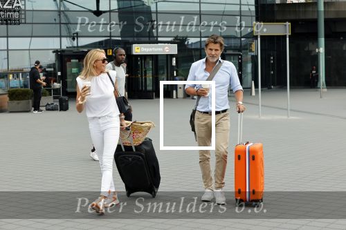 Schiphol 17 augustus 2020
Toine v Peperstraten arriveert na zijn vakantie met zijn vriendin Renate Bommer op schiphol
