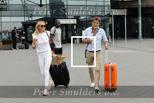 Schiphol 17 augustus 2020
Toine v Peperstraten arriveert na zijn vakantie met zijn vriendin Renate Bommer op schiphol