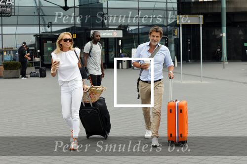 Schiphol 17 augustus 2020
Toine v Peperstraten arriveert na zijn vakantie met zijn vriendin Renate Bommer op schiphol