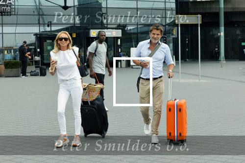 Schiphol 17 augustus 2020
Toine v Peperstraten arriveert na zijn vakantie met zijn vriendin Renate Bommer op schiphol
