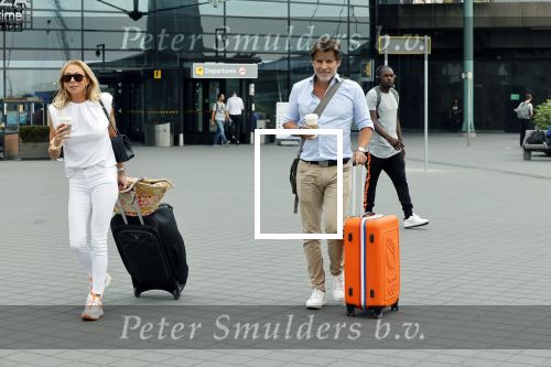 Schiphol 17 augustus 2020
Toine v Peperstraten arriveert na zijn vakantie met zijn vriendin Renate Bommer op schiphol