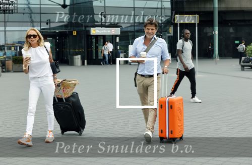 Schiphol 17 augustus 2020
Toine v Peperstraten arriveert na zijn vakantie met zijn vriendin Renate Bommer op schiphol