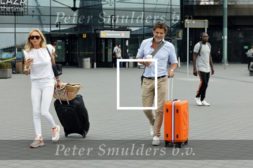 Schiphol 17 augustus 2020
Toine v Peperstraten arriveert na zijn vakantie met zijn vriendin Renate Bommer op schiphol