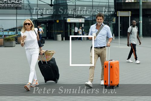 Schiphol 17 augustus 2020
Toine v Peperstraten arriveert na zijn vakantie met zijn vriendin Renate Bommer op schiphol
