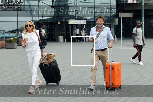 Schiphol 17 augustus 2020
Toine v Peperstraten arriveert na zijn vakantie met zijn vriendin Renate Bommer op schiphol