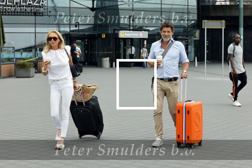 Schiphol 17 augustus 2020
Toine v Peperstraten arriveert na zijn vakantie met zijn vriendin Renate Bommer op schiphol