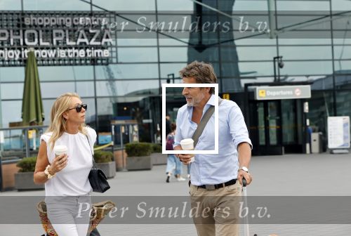 Schiphol 17 augustus 2020
Toine v Peperstraten arriveert na zijn vakantie met zijn vriendin Renate Bommer op schiphol