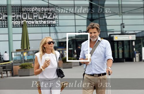 Schiphol 17 augustus 2020
Toine v Peperstraten arriveert na zijn vakantie met zijn vriendin Renate Bommer op schiphol