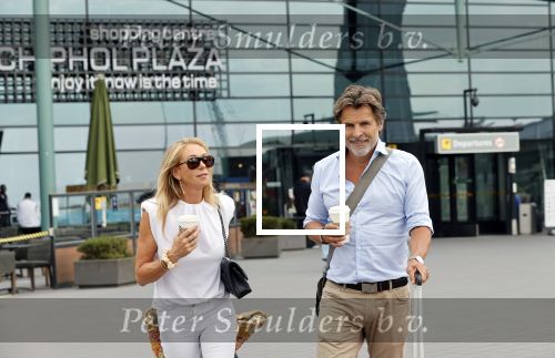 Schiphol 17 augustus 2020
Toine v Peperstraten arriveert na zijn vakantie met zijn vriendin Renate Bommer op schiphol