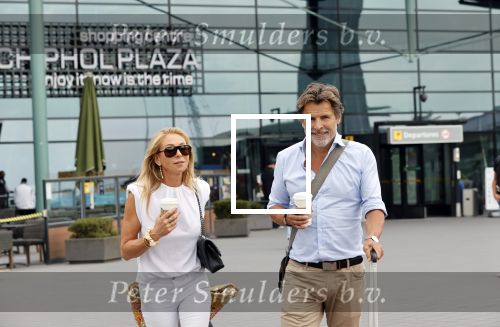Schiphol 17 augustus 2020
Toine v Peperstraten arriveert na zijn vakantie met zijn vriendin Renate Bommer op schiphol
