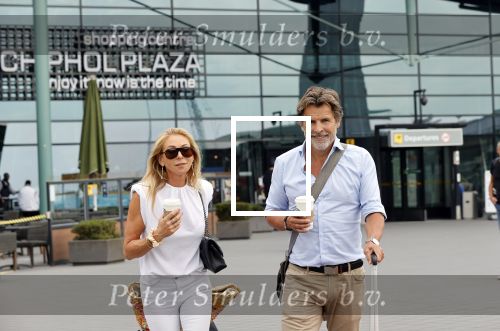 Schiphol 17 augustus 2020
Toine v Peperstraten arriveert na zijn vakantie met zijn vriendin Renate Bommer op schiphol