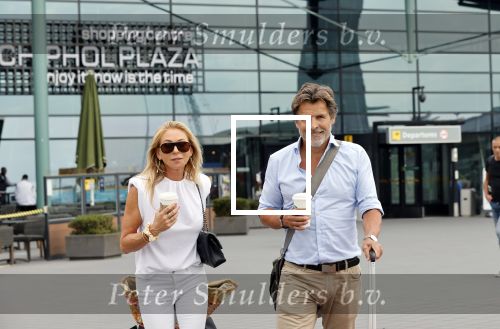 Schiphol 17 augustus 2020
Toine v Peperstraten arriveert na zijn vakantie met zijn vriendin Renate Bommer op schiphol