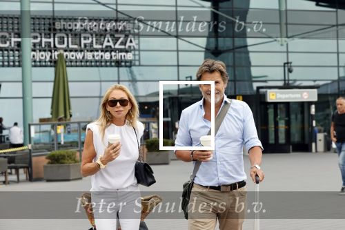 Schiphol 17 augustus 2020
Toine v Peperstraten arriveert na zijn vakantie met zijn vriendin Renate Bommer op schiphol