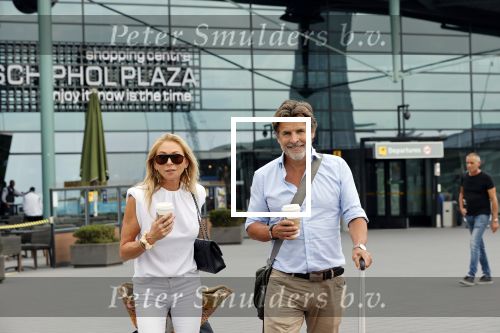 Schiphol 17 augustus 2020
Toine v Peperstraten arriveert na zijn vakantie met zijn vriendin Renate Bommer op schiphol