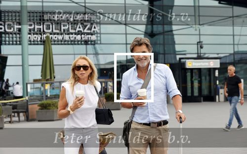 Schiphol 17 augustus 2020
Toine v Peperstraten arriveert na zijn vakantie met zijn vriendin Renate Bommer op schiphol
