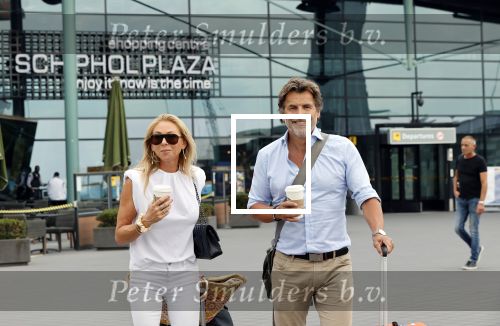 Schiphol 17 augustus 2020
Toine v Peperstraten arriveert na zijn vakantie met zijn vriendin Renate Bommer op schiphol