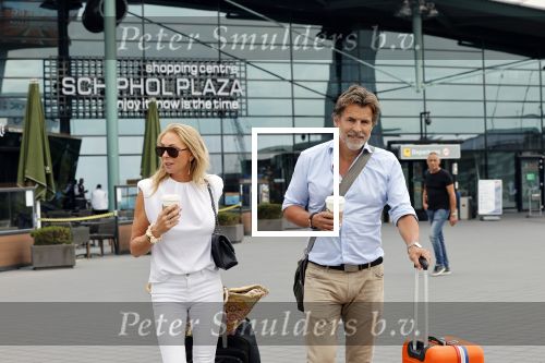Schiphol 17 augustus 2020
Toine v Peperstraten arriveert na zijn vakantie met zijn vriendin Renate Bommer op schiphol
