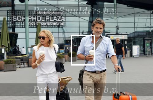 Schiphol 17 augustus 2020
Toine v Peperstraten arriveert na zijn vakantie met zijn vriendin Renate Bommer op schiphol