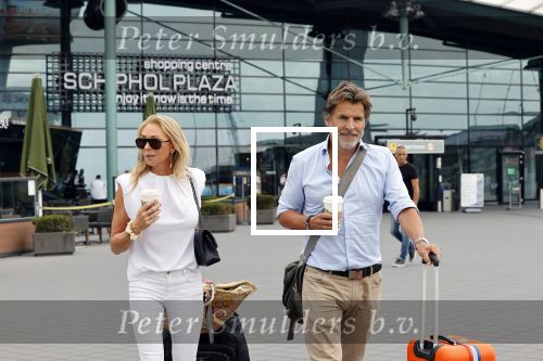 Schiphol 17 augustus 2020
Toine v Peperstraten arriveert na zijn vakantie met zijn vriendin Renate Bommer op schiphol