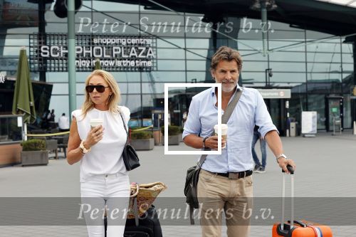 Schiphol 17 augustus 2020
Toine v Peperstraten arriveert na zijn vakantie met zijn vriendin Renate Bommer op schiphol