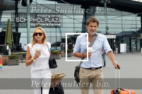 Schiphol 17 augustus 2020
Toine v Peperstraten arriveert na zijn vakantie met zijn vriendin Renate Bommer op schiphol