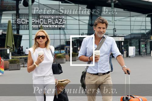 Schiphol 17 augustus 2020
Toine v Peperstraten arriveert na zijn vakantie met zijn vriendin Renate Bommer op schiphol