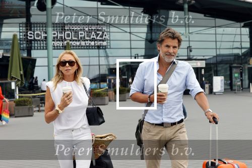 Schiphol 17 augustus 2020
Toine v Peperstraten arriveert na zijn vakantie met zijn vriendin Renate Bommer op schiphol
