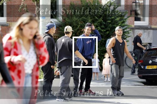 Amsterdam 28 juli 2020
Guy Pierce staat bij straatdansers in amsterdam zuid te kijken en te filmen