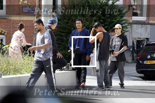 Amsterdam 28 juli 2020
Guy Pierce staat bij straatdansers in amsterdam zuid te kijken en te filmen