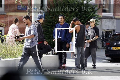 Amsterdam 28 juli 2020
Guy Pierce staat bij straatdansers in amsterdam zuid te kijken en te filmen