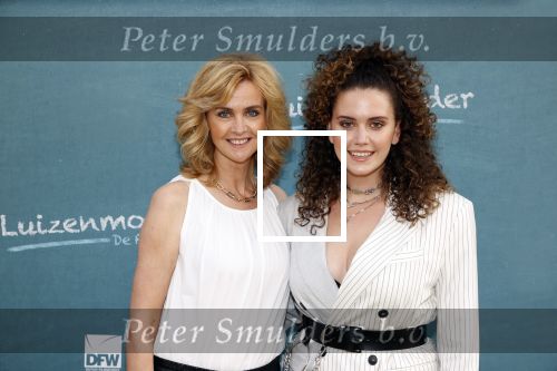 Amsterdam 16 juli 2021
Premiere de Luizenmoeder in Tuschinski. daphne Deckers kwam met haar dochter Emma Deckers