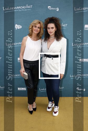 Amsterdam 16 juli 2021
Premiere de Luizenmoeder in Tuschinski. daphne Deckers kwam met haar dochter Emma Deckers
