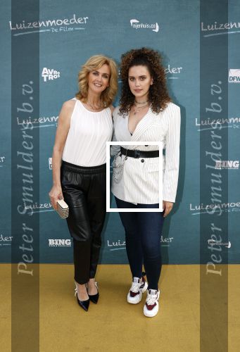 Amsterdam 16 juli 2021
Premiere de Luizenmoeder in Tuschinski. daphne Deckers kwam met haar dochter Emma Deckers