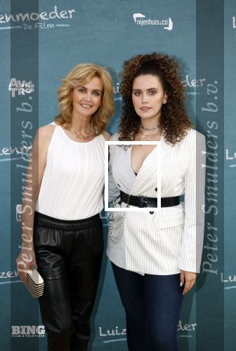 Amsterdam 16 juli 2021
Premiere de Luizenmoeder in Tuschinski. daphne Deckers kwam met haar dochter Emma Deckers