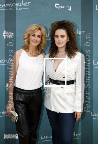 Amsterdam 16 juli 2021
Premiere de Luizenmoeder in Tuschinski. daphne Deckers kwam met haar dochter Emma Deckers