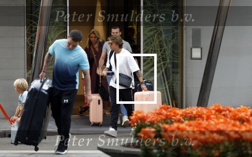Schiphol Mijdrecht 25 juli 2022
Andre Hazes zijn zoontje Andre jr en ex Monique Westenberg arriveren op schiphol na een vakantie naar Thailand . Ze worden bij het VIP Cenrum opgehaald door Djarno en Diego Hofland die Andre naar het huis van zijn moeder Rachel in Mijdrecht brengen. Monique en Andre Jr gaan met chauffeur naar Berkel en Rodenrijs.